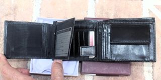 Cartera de piel negra