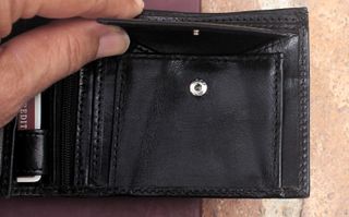 Cartera de piel negra