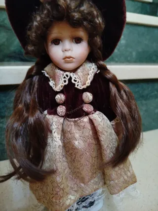 Muñeca de porcelana antigua