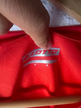 Camiseta deportiva Lotto naranja y roja