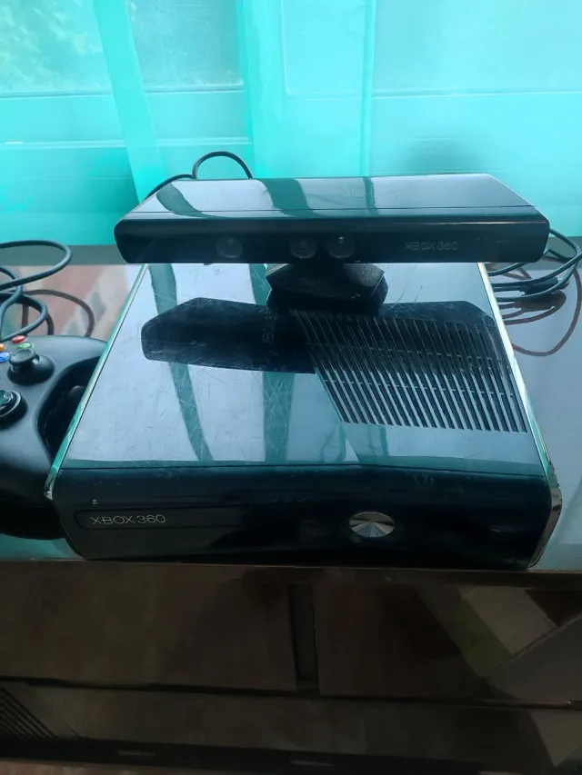 Xbox 360 Slim 250GB + Kinect + 10 juegos.