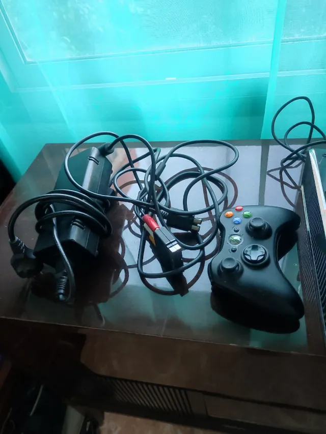 Xbox 360 Slim 250GB + Kinect + 10 juegos.