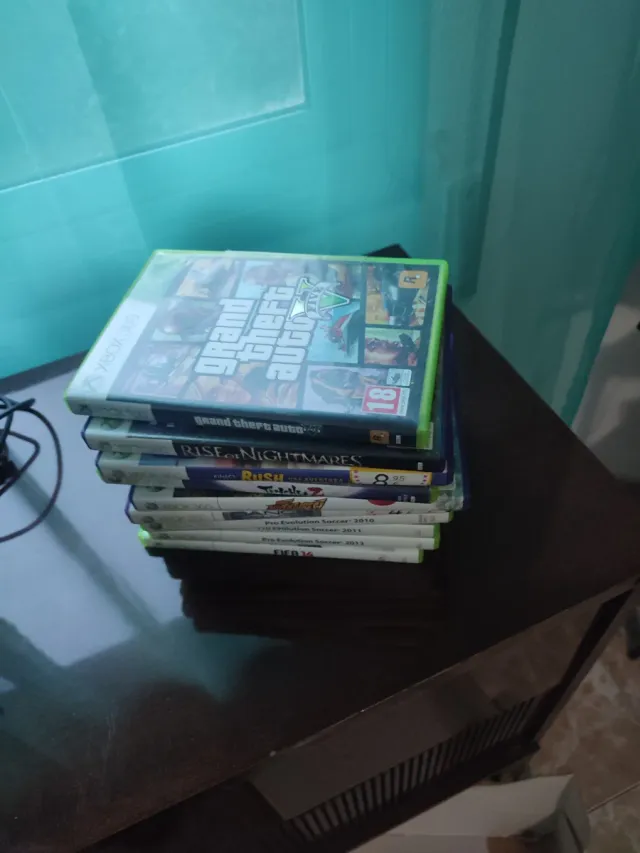 Xbox 360 Slim 250GB + Kinect + 10 juegos.