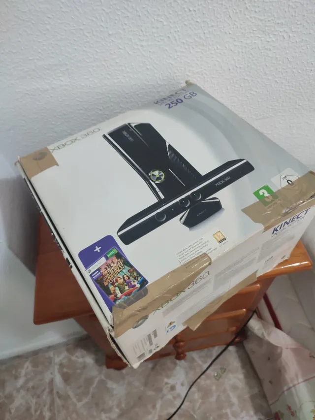 Xbox 360 Slim 250GB + Kinect + 10 juegos.