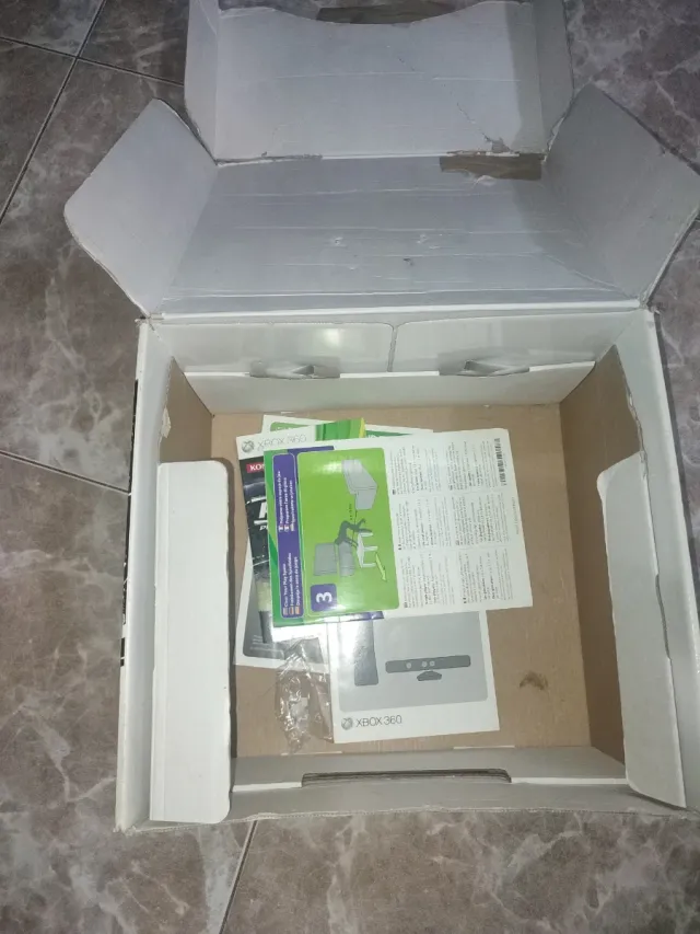 Xbox 360 Slim 250GB + Kinect + 10 juegos.