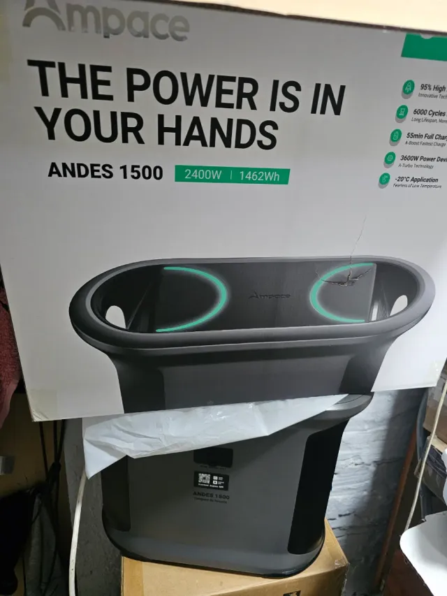 Estação de energia e 2 placas solares