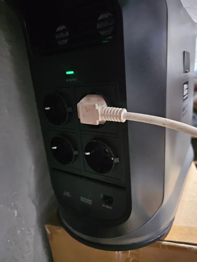 Estação de energia e 2 placas solares