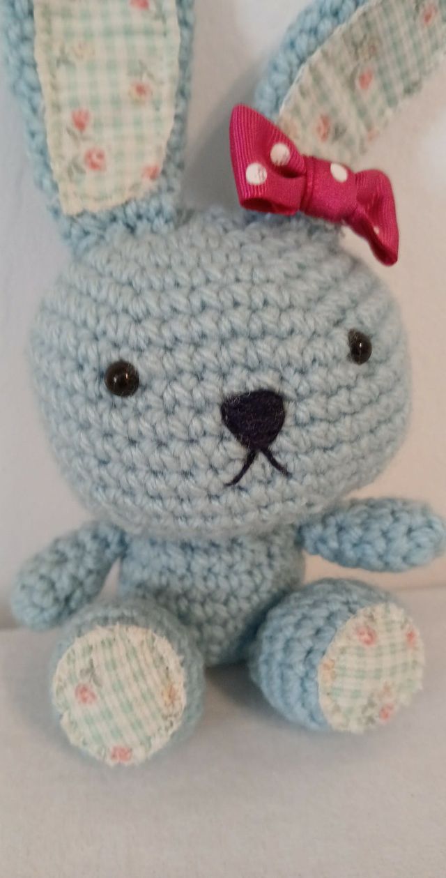Conejito Amigurumi Azul Hecho a Mano