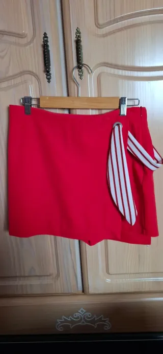 Falda pantalón roja con lazada