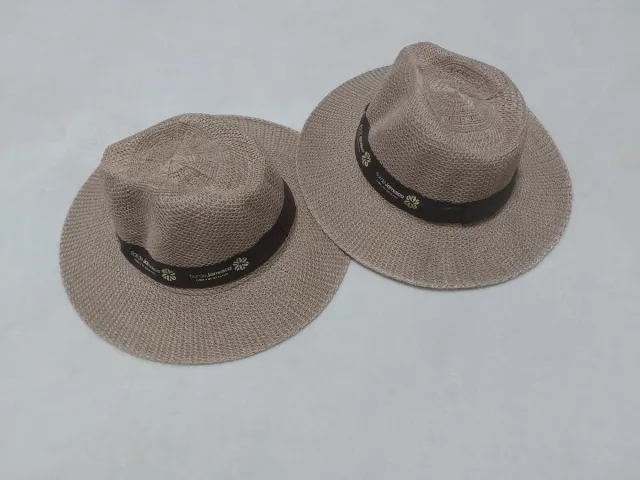Sombreros de paja beige y marrón