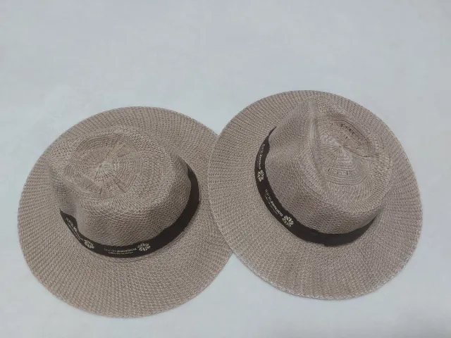 Sombreros de paja beige y marrón