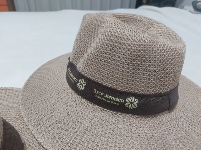 Sombreros de paja beige y marrón