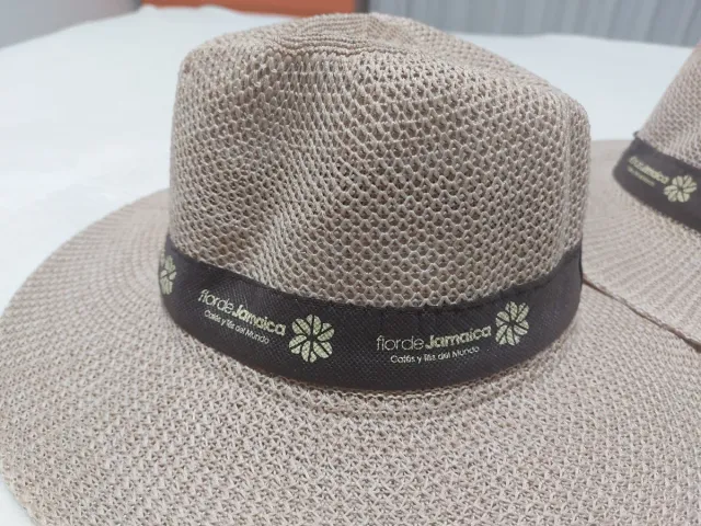 Sombreros de paja beige y marrón