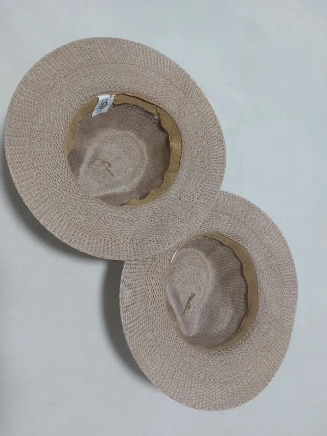Sombreros de paja beige y marrón