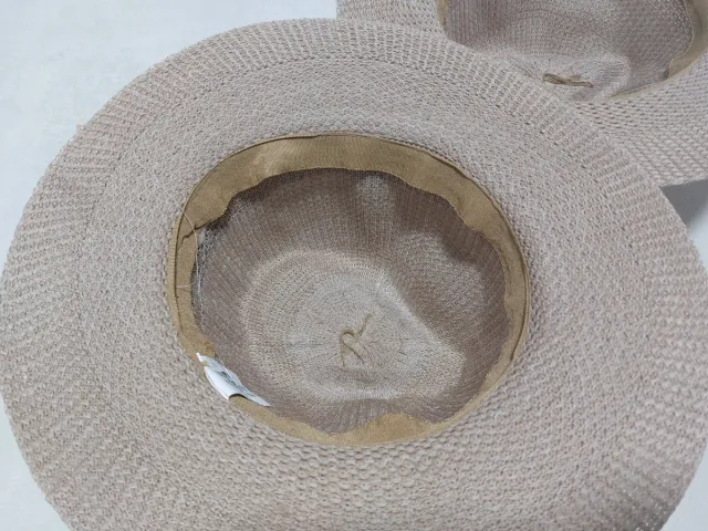 Sombreros de paja beige y marrón