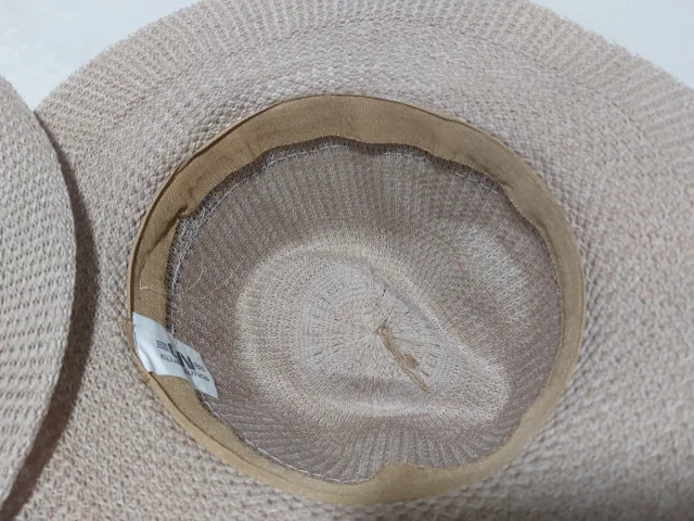 Sombreros de paja beige y marrón