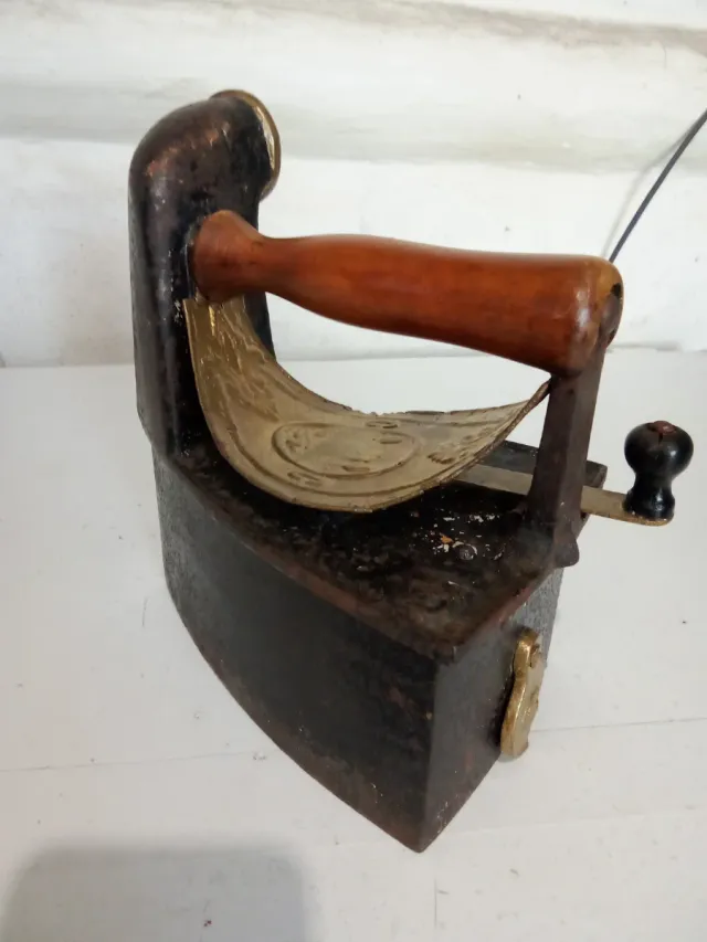 Plancha antigua de hierro