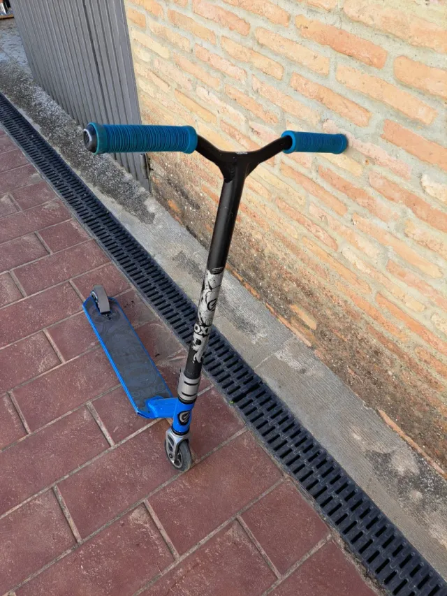 Patinete freestyle azul y negro