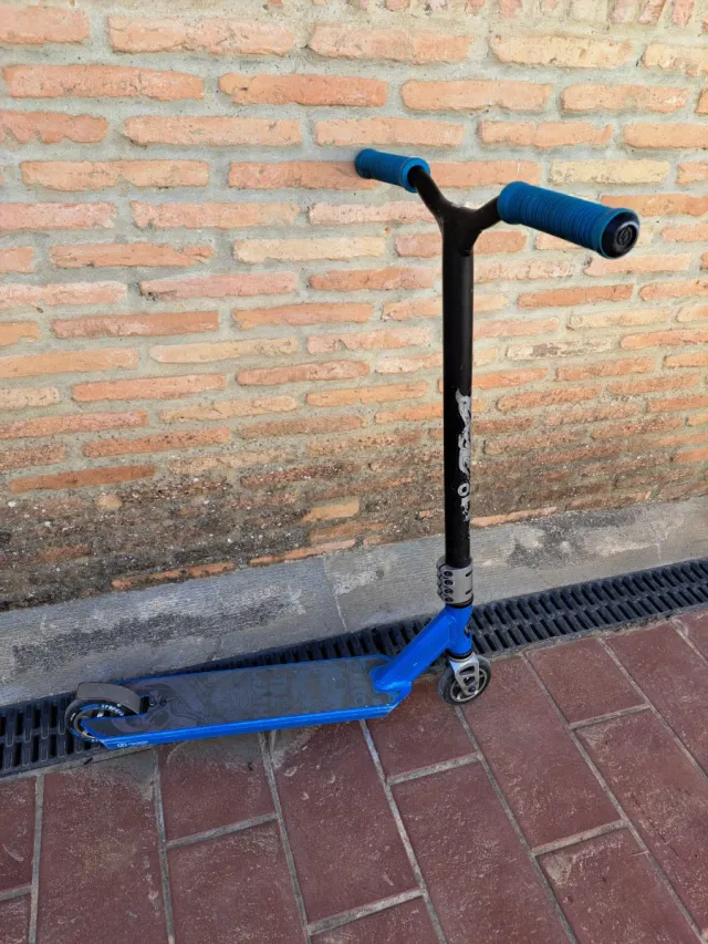 Patinete freestyle azul y negro