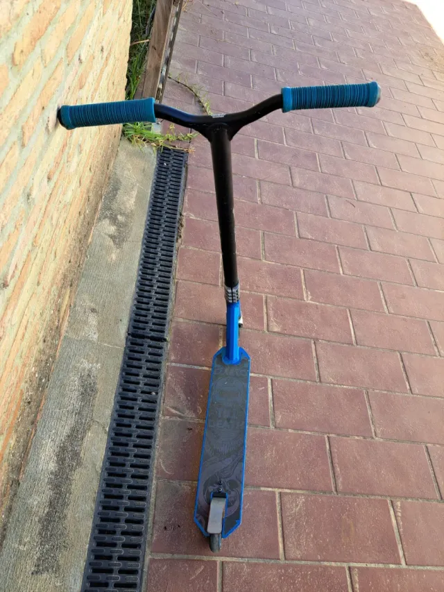 Patinete freestyle azul y negro