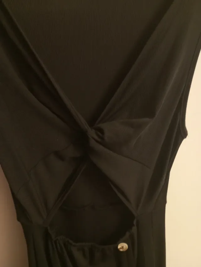 Vestido midi negro cut-out