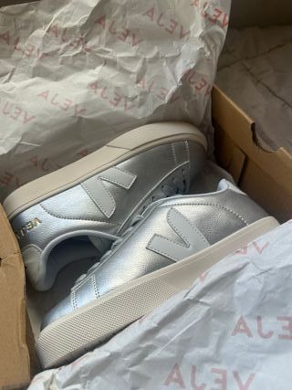 Zapatillas Veja Mujer Plata y Blanco