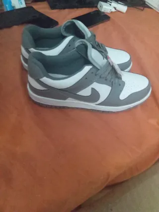 Zapatillas Nike grises y blancas neuva