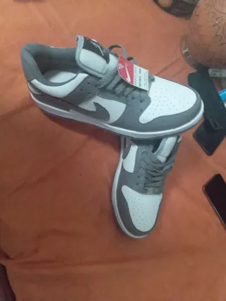 Zapatillas Nike grises y blancas neuva