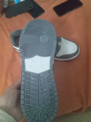 Zapatillas Nike grises y blancas neuva