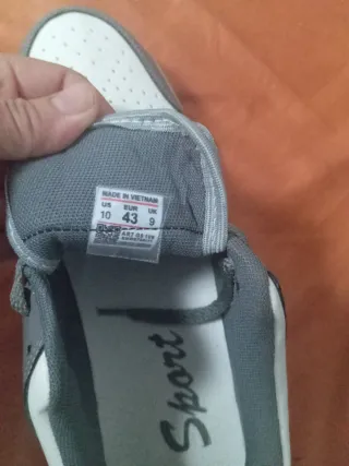 Zapatillas Nike grises y blancas neuva