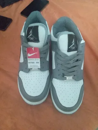 Zapatillas Nike grises y blancas neuva