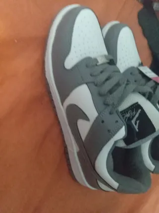 Zapatillas Nike grises y blancas neuva