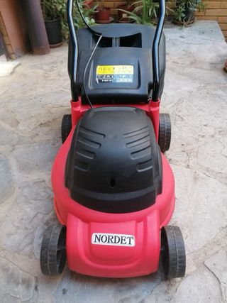 Cortacésped Eléctrico Rojo y Negro