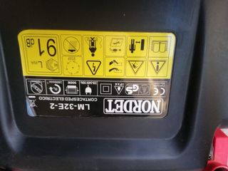 Cortacésped Eléctrico Rojo y Negro