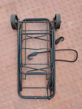 Carrito porta equipajes plegable. 25 €