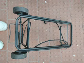 Carrito porta equipajes plegable. 25 €
