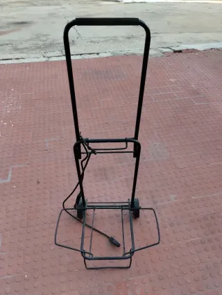 Carrito porta equipajes plegable. 25 €