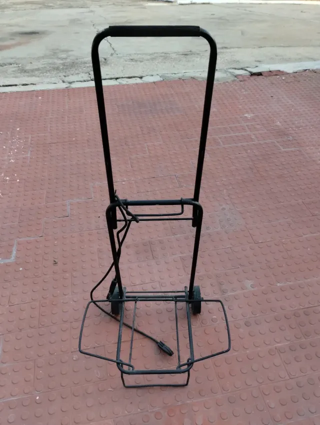 Carrinho dobrável para bagagem. 25 €