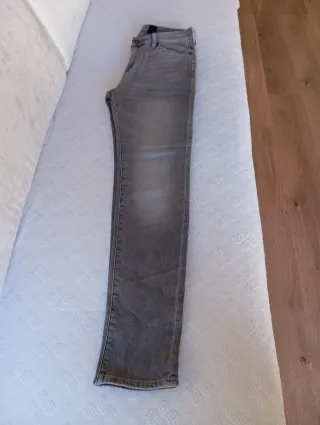 Pantalón vaquero gris