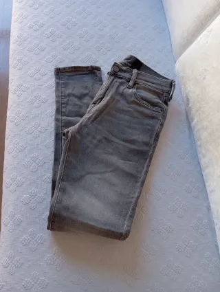 Pantalón vaquero gris