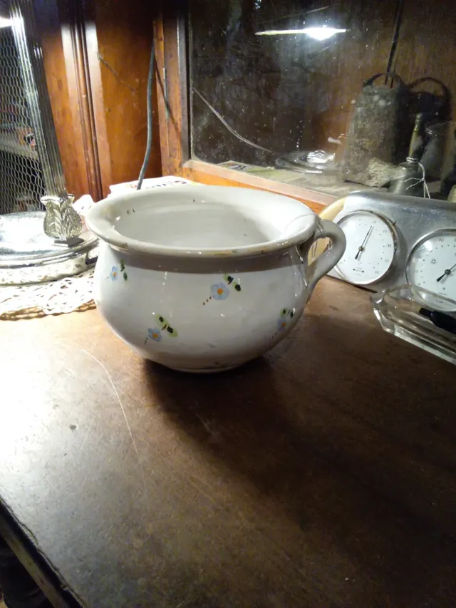 Orinal de cerámica con flores