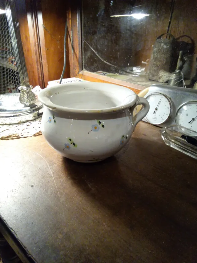 Orinal de cerámica con flores