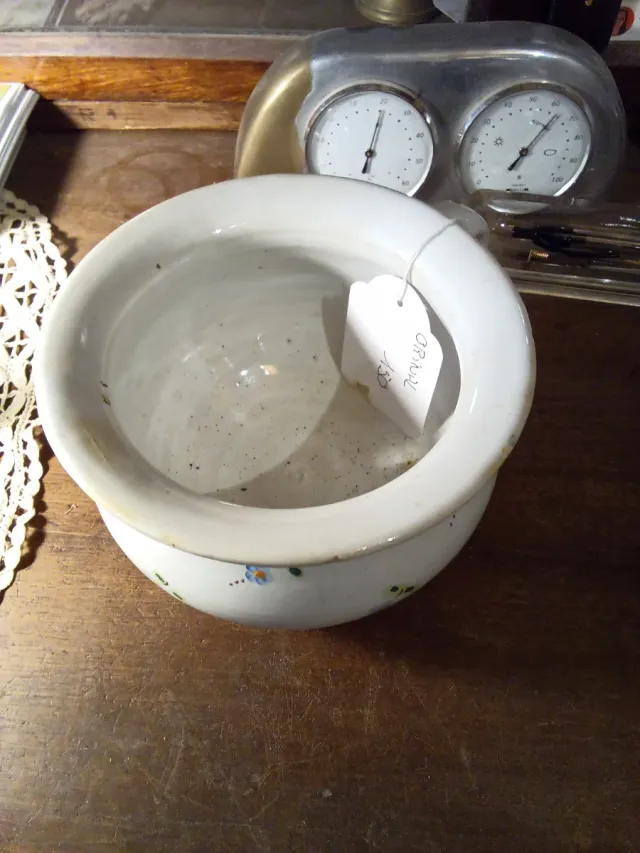 Orinal de cerámica con flores