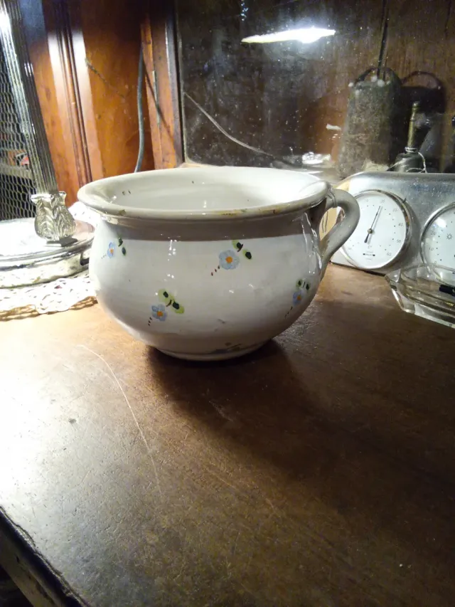 Orinal de cerámica con flores