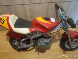 Mínimoto de carreras roja y amarilla