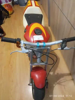 Mínimoto de carreras roja y amarilla