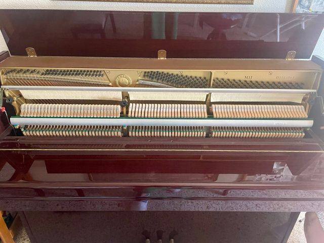 Piano de pared Yamaha 108cm