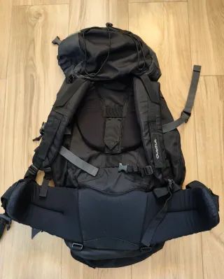 Mochila Quechua 60L Negra y Verde