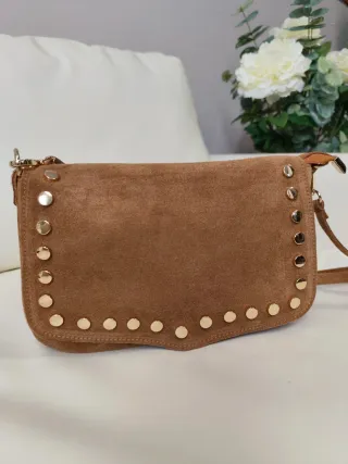 Bolso piel serraje camel tachuelas doradas