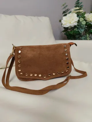 Bolso piel serraje camel tachuelas doradas